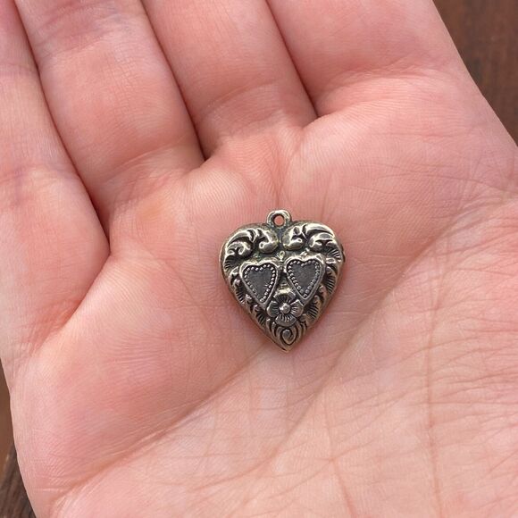 Vintage 925 Sterling Silver Repousse Two Heart Forget Me Not Puffy Heart Charm - Picture 1 of 3
